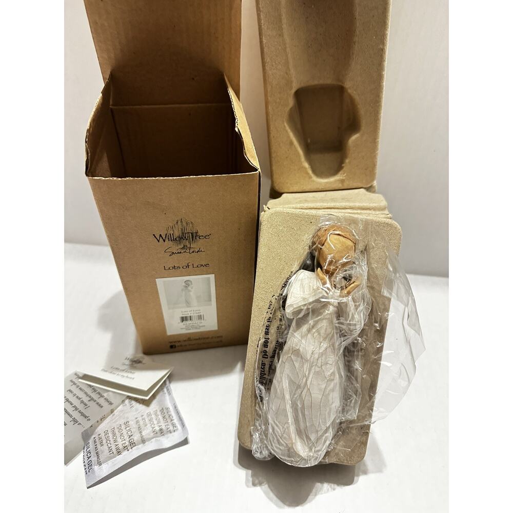 Willow Tree Lots of Love 27440 Sculpted Hand-Painted Figurine by Susan Lordi New